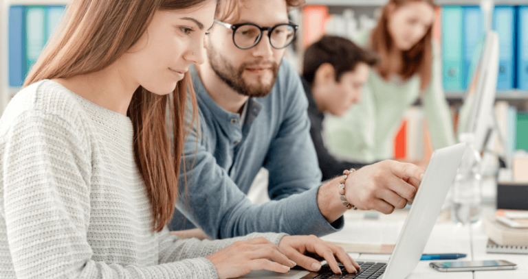 Sapete perché la gente sceglie il college online nel 2020?