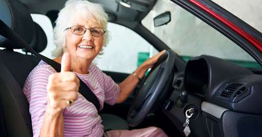 ¿Cómo pueden las personas jubiladas encontrar un seguro de coche barato?