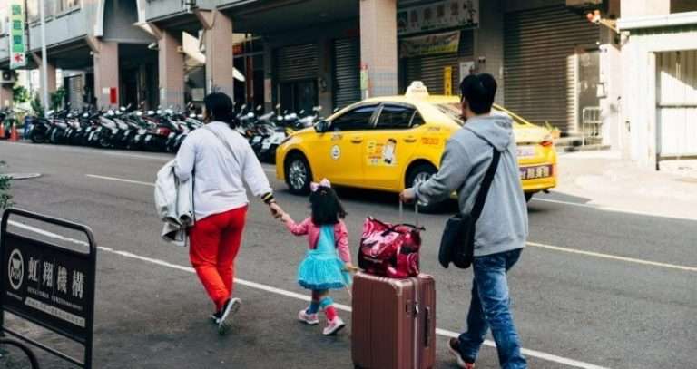 Cómo viajar de forma segura con niños de vacaciones